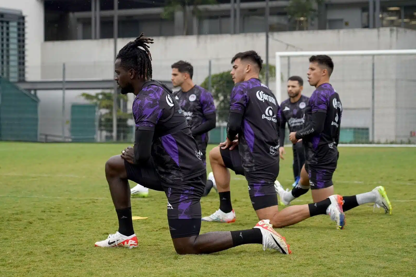 Futbolistas del Mazatlán FC durante el entrenamiento