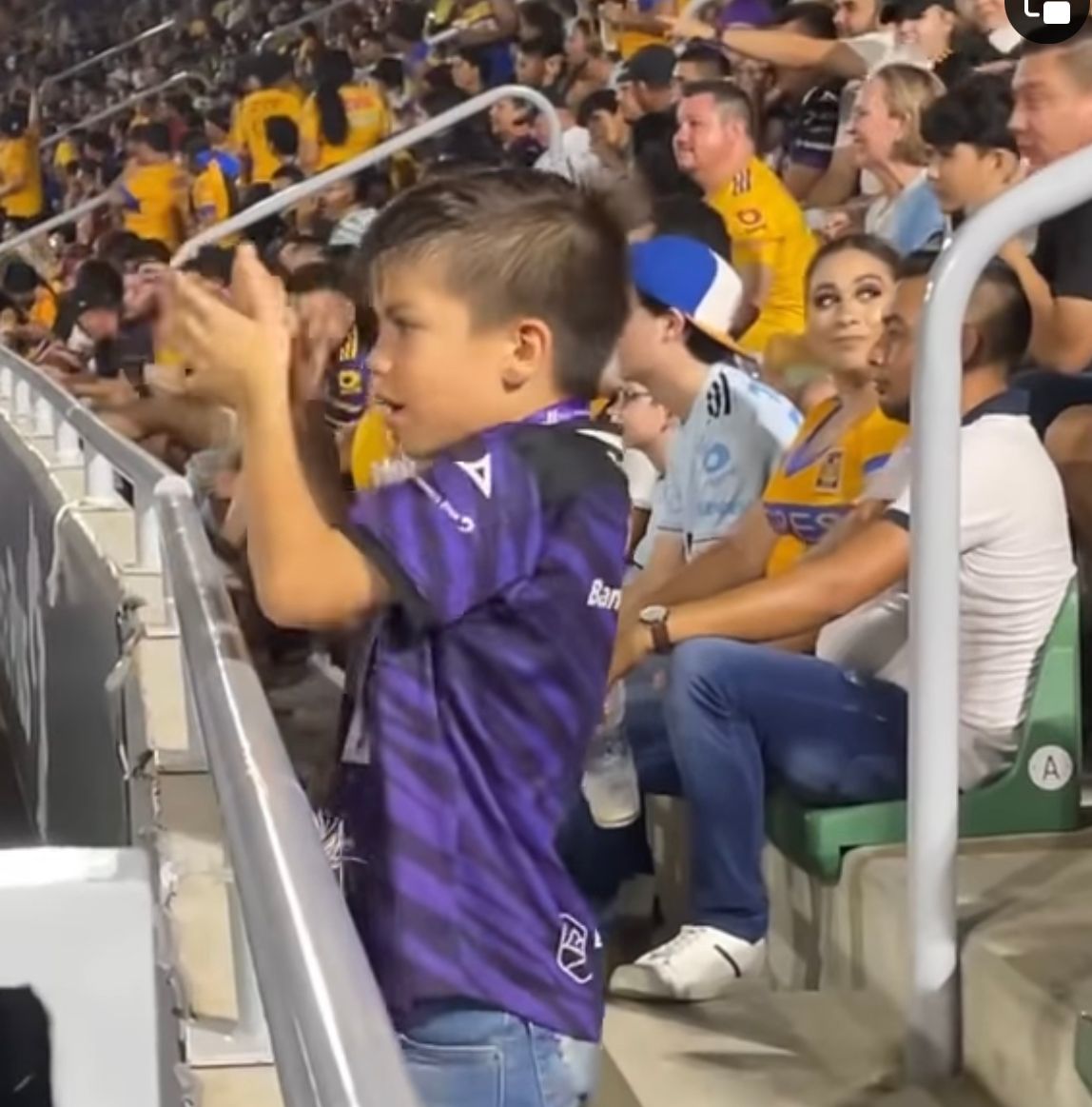 El niño apoyó enérgicamente a la escuadra mazatleca ante Tigres.