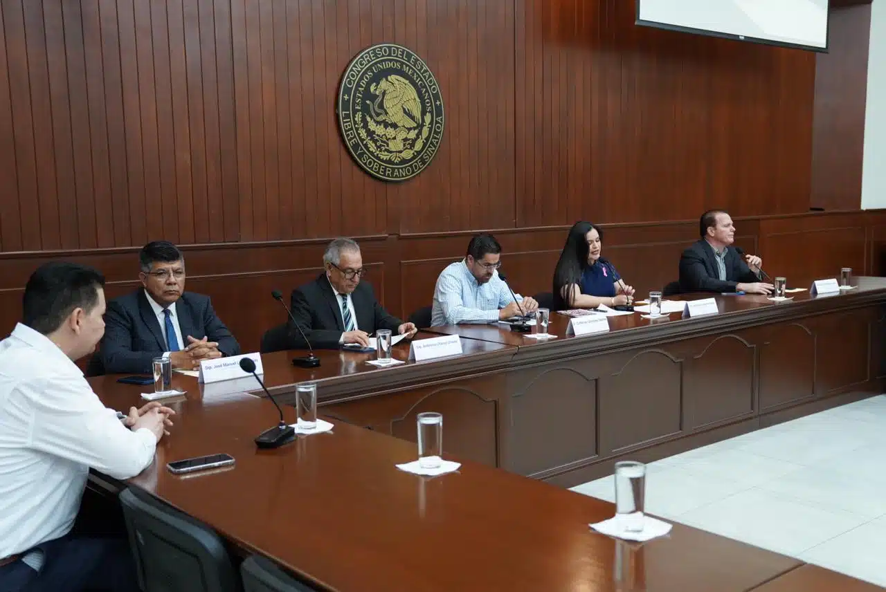 Médicos se reunieron en el Congreso del Estado con diputados y autoridades de salud de Sinaloa