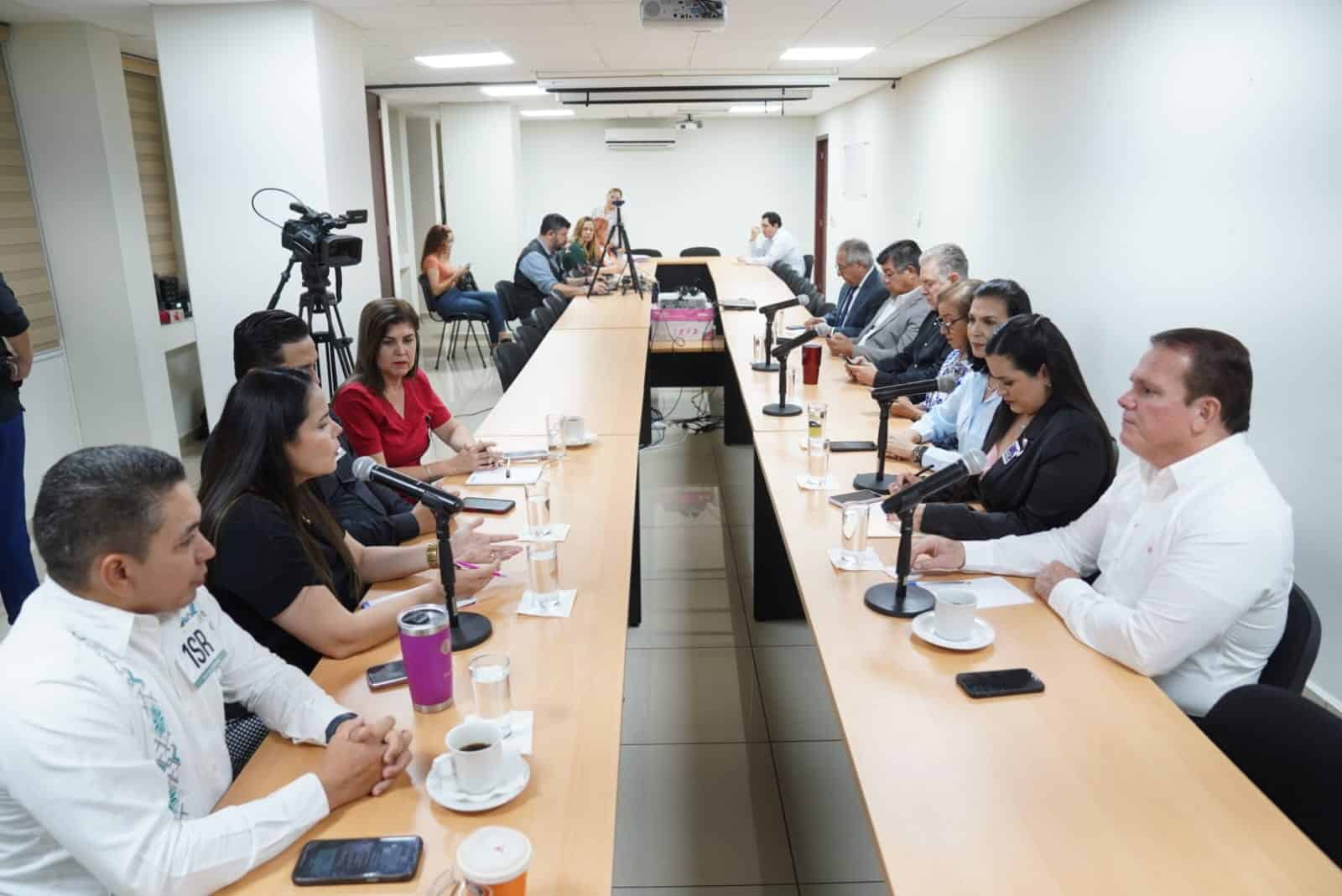 Médicos y diputados del Congreso del Estado