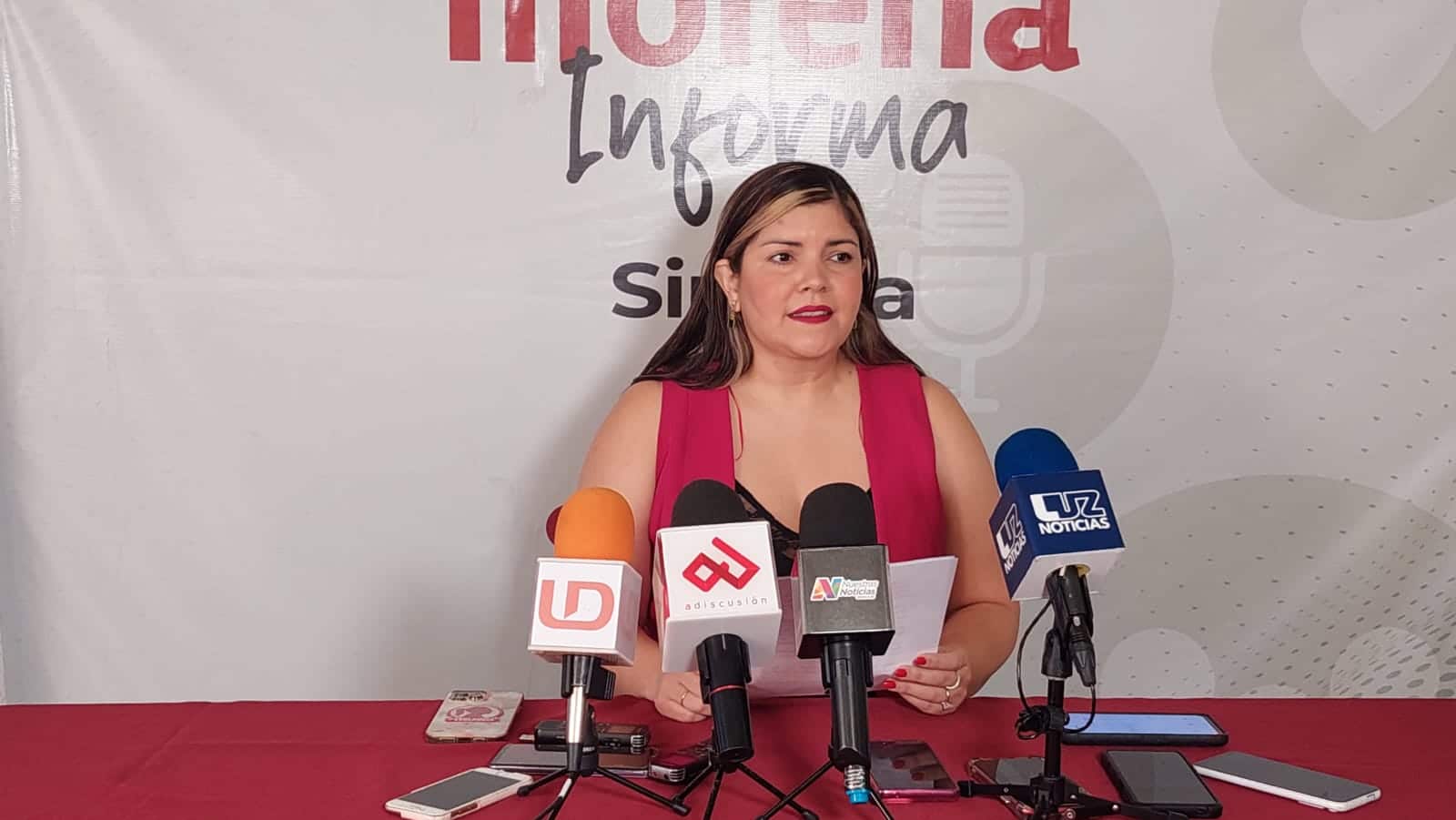 Merary Villegas Sánchez en una conferencia de prensa con medios de comunicación en Culiacán