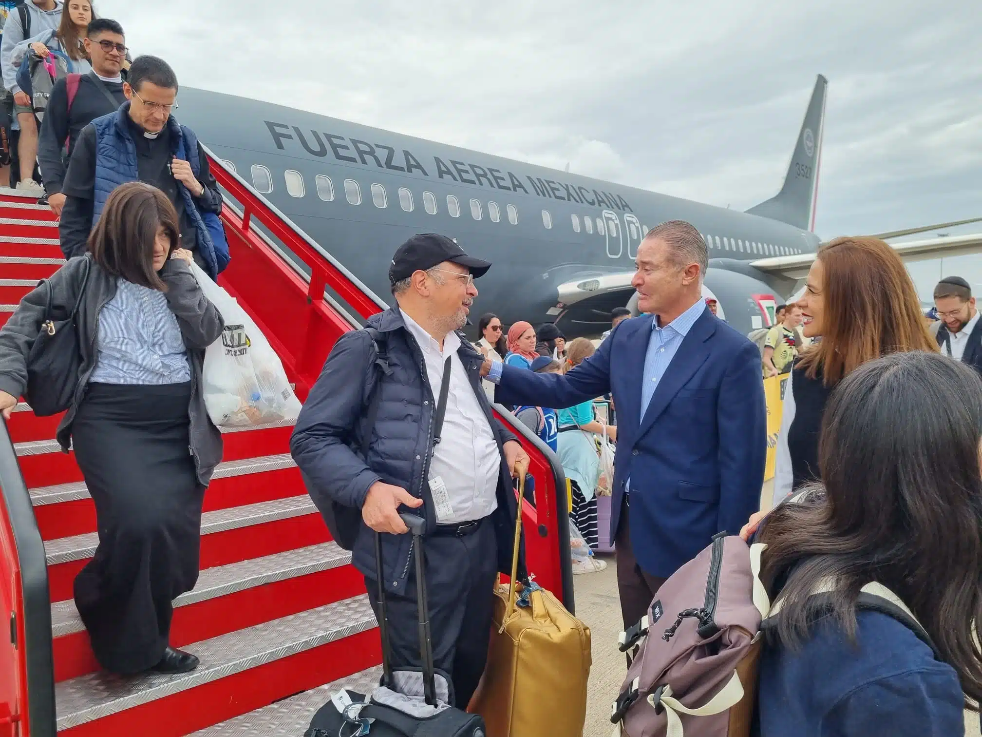 Grupo de 158 mexicanos arriban a aeropuerto en Madrid