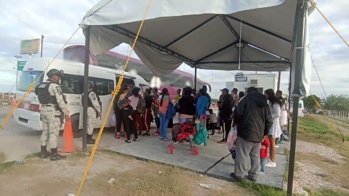 Guardias Nacionales con migrantes
