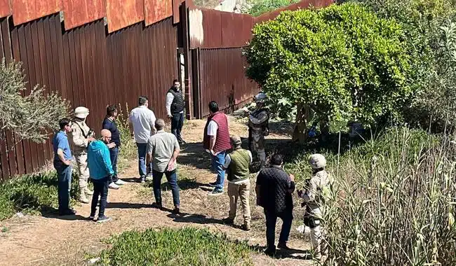 Personas intentando cruzar la frontera por Tijuana