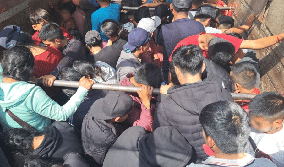 Migrantes hacinados