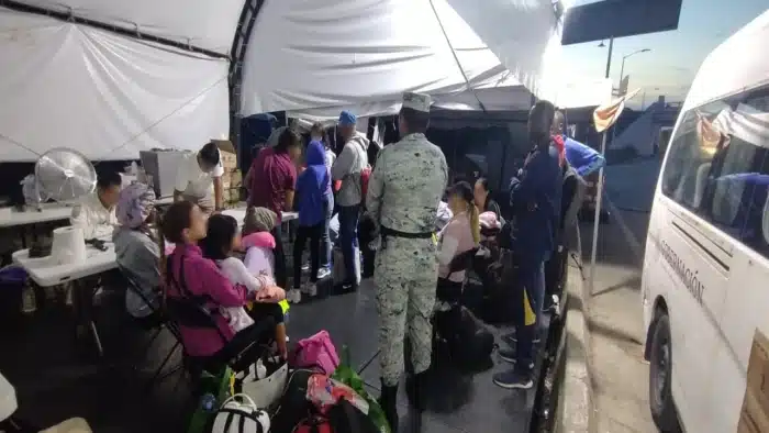 Grupo de migrantes en centro de ayuda