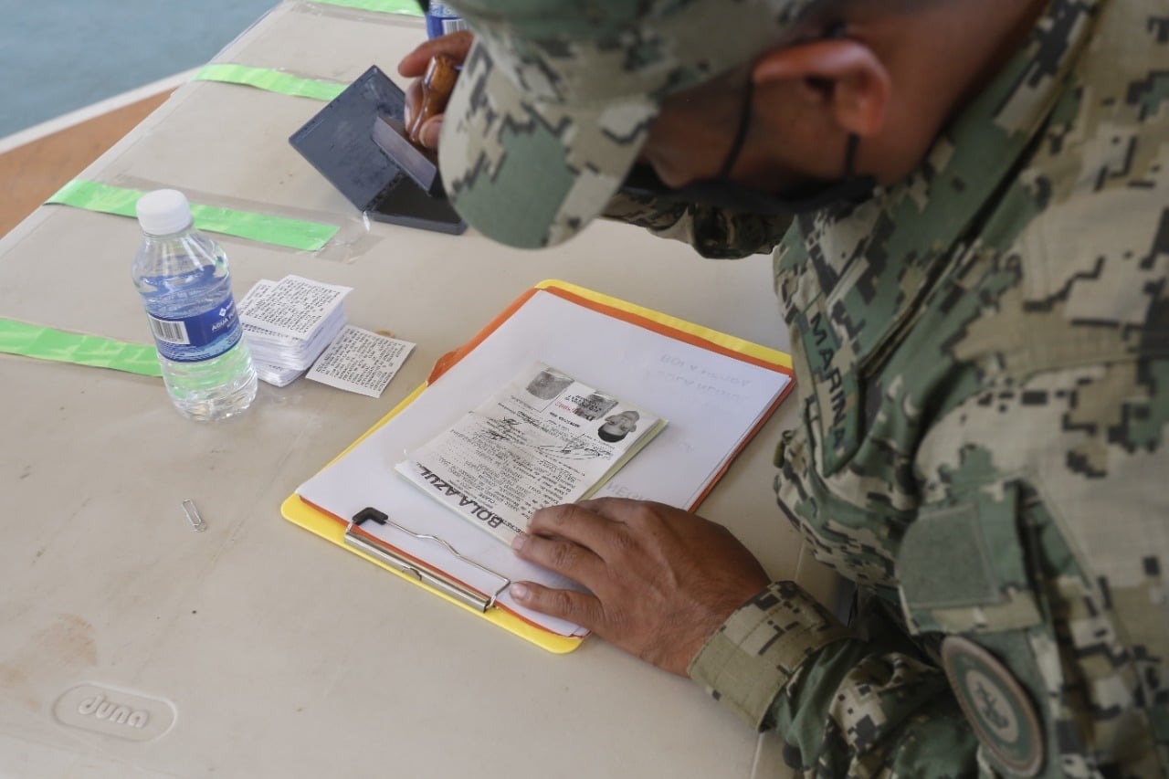 Militar revisa cartilla de joven