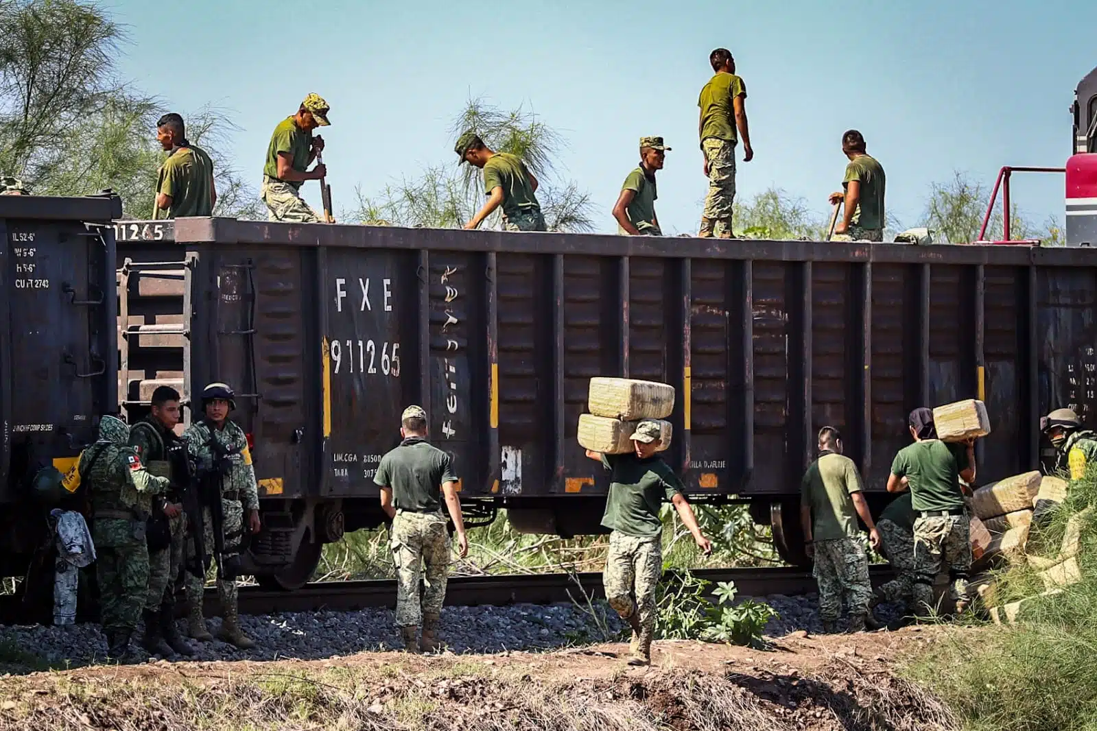 Elementos del Ejército Mexicano y la Guardia Nacional aseguraron la droga a bordo de un vagón.