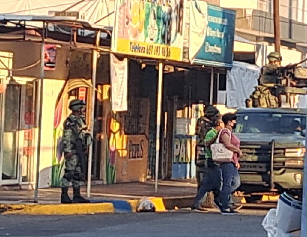 Militares parados y una patrulla del Ejército Mexicano en el municipio de Sinaloa