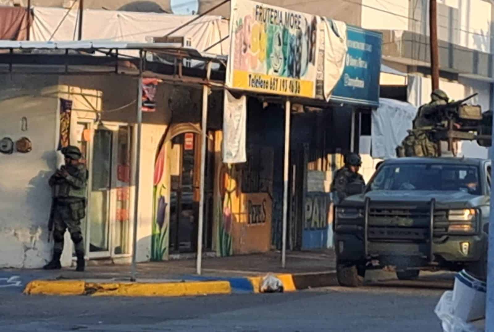 Militares parados y una patrulla del Ejército Mexicano en el municipio de Sinaloa
