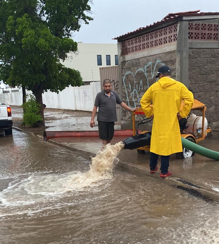 Con motobombas sacan el agua de las lluvias en Los Mochis.