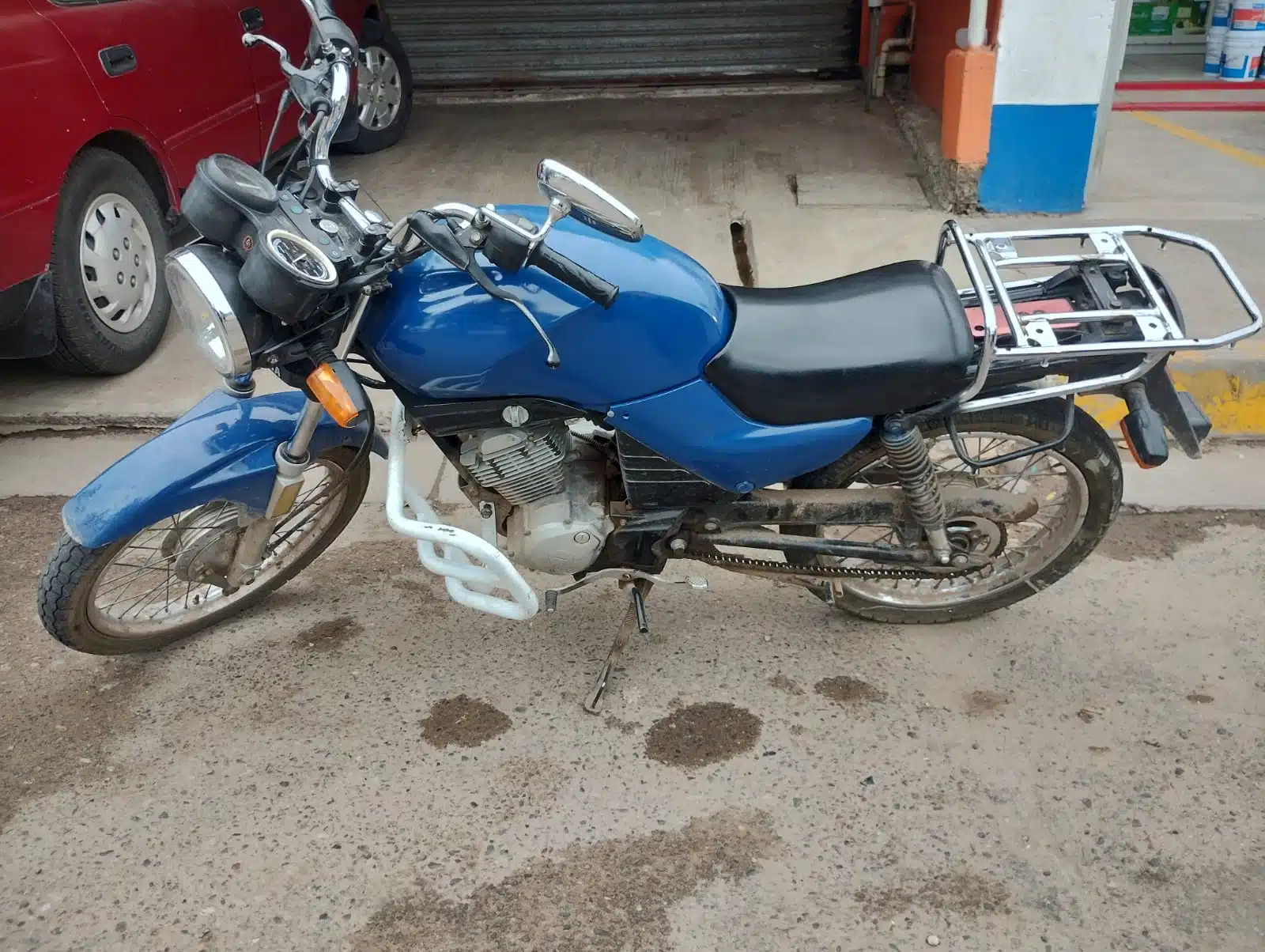 La motocicleta con reporte de robo fue decomisada por los policías.