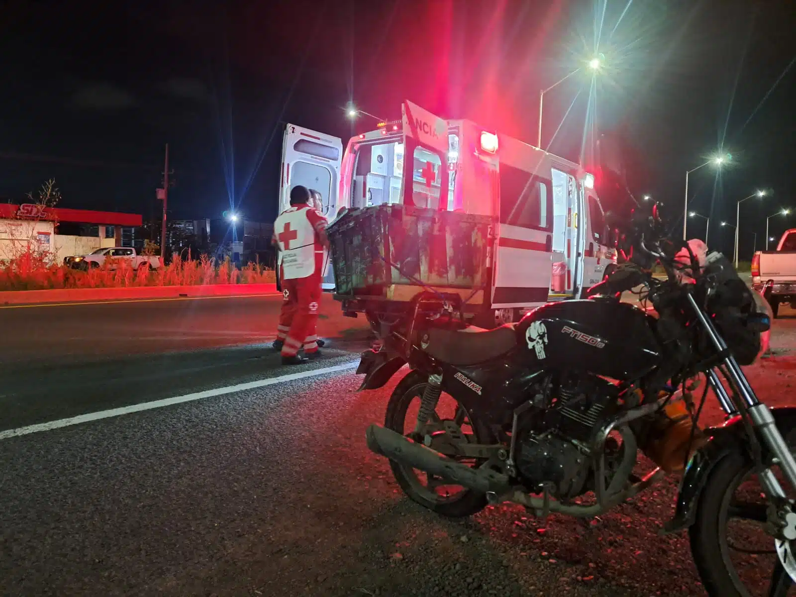 El motociclista derrapó sobre la carretera La Costerita.