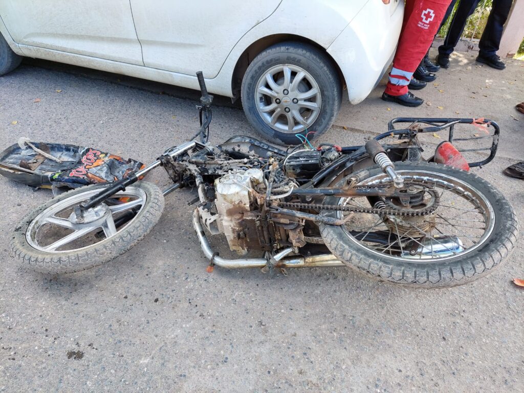 Motocicleta en el suelo tras accidente en Guasave