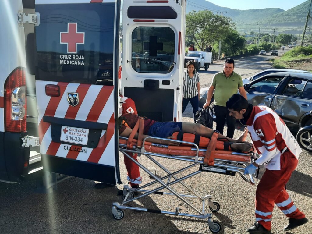 Cruz Roja traslada a un motociclista que quedó lesionado tras chocar con un carro en Culiacán
