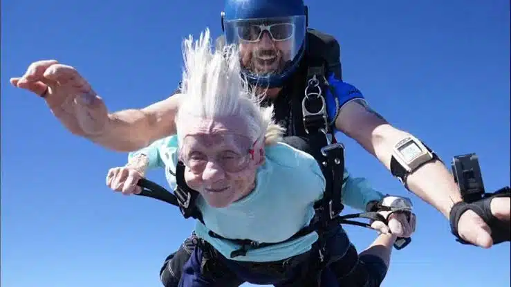 Muere a los 104 años de edad la abuelita que se aventó de un paracaídas en Illinois