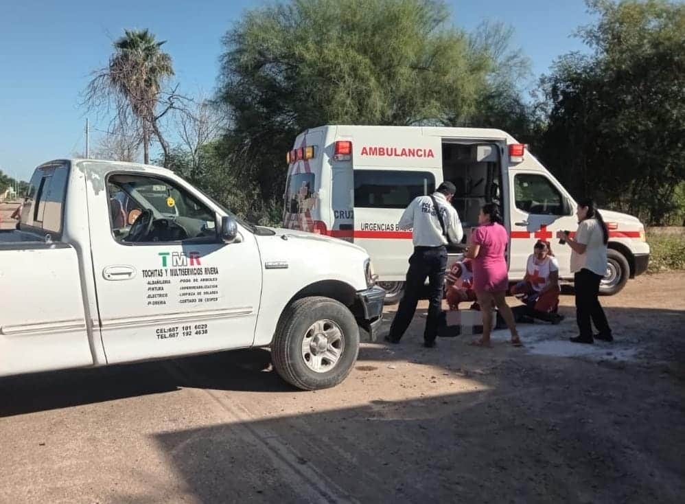 Mujer lesionada por tras ser embestida por una camioneta.