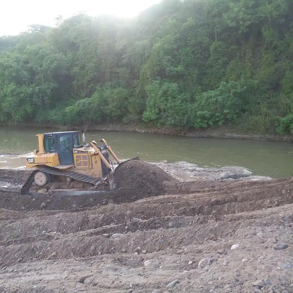Inician construcción de un muro de tierra con el objetivo de prevenir la llegada de contaminantes a la presa