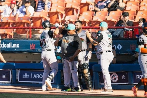 Alfonso Rivas celebrando con Naranjeros