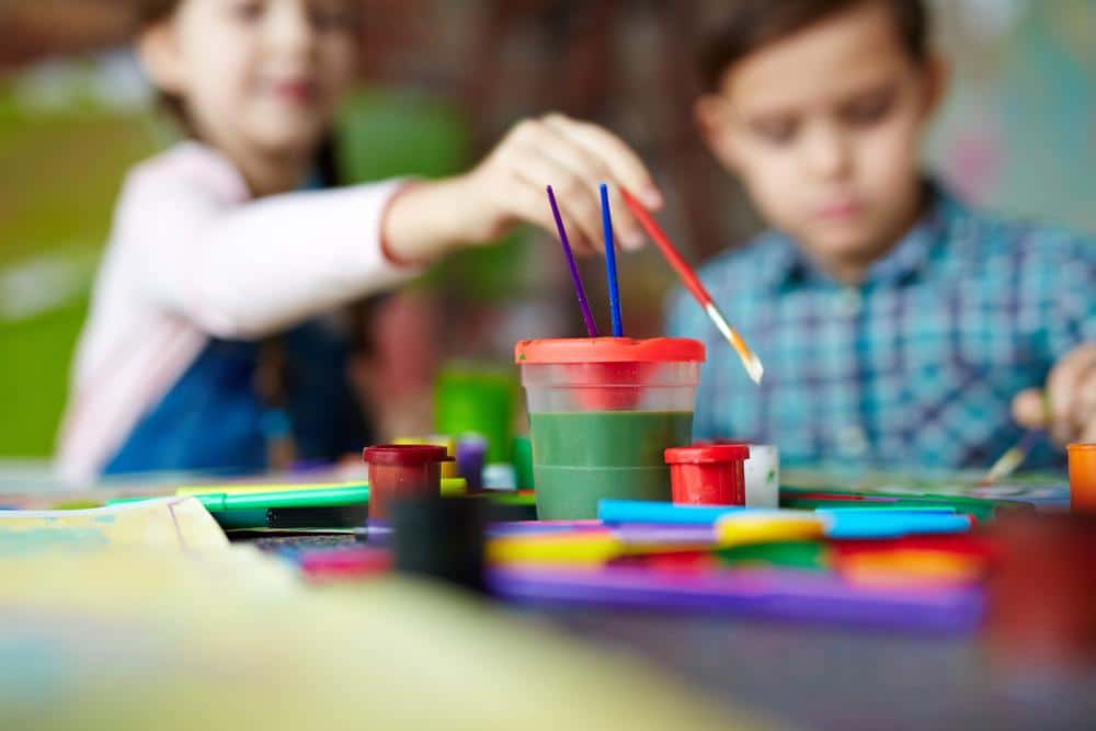Niños pintando en clase extracurricular