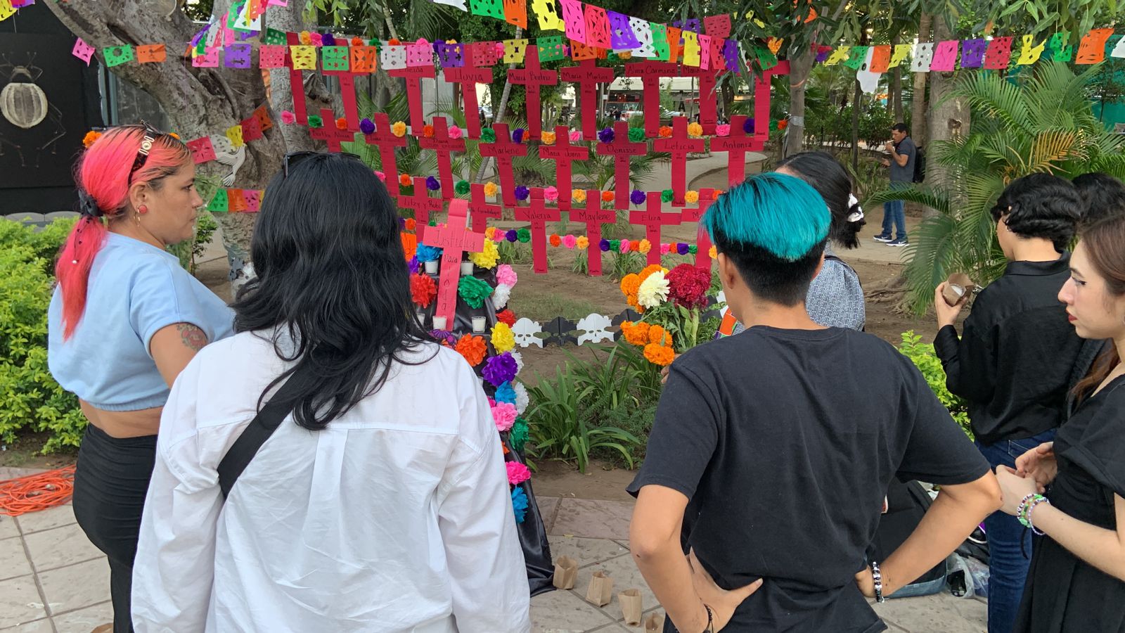 Feministas rinden ofrenda del Día de Muertos