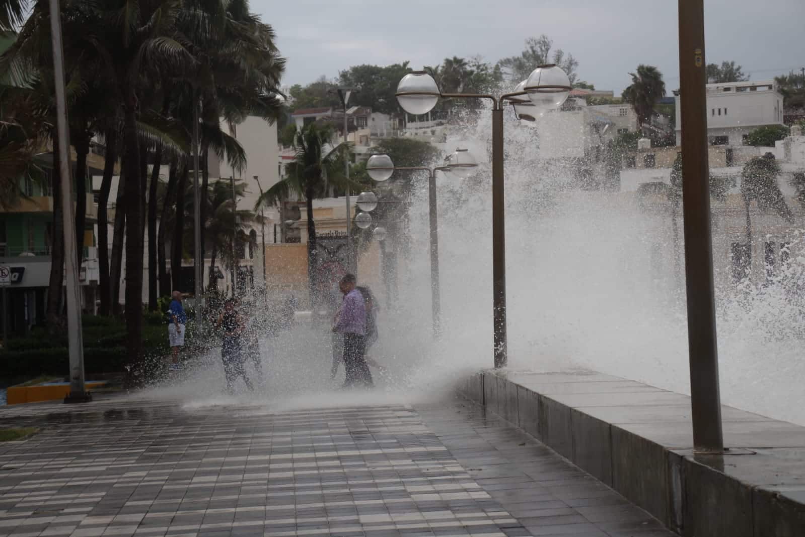 Personas mojándose en Mazxatlán