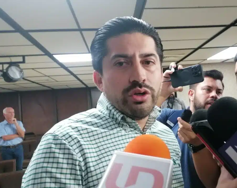 Omar López Campos en entrevista con medios de comunicación