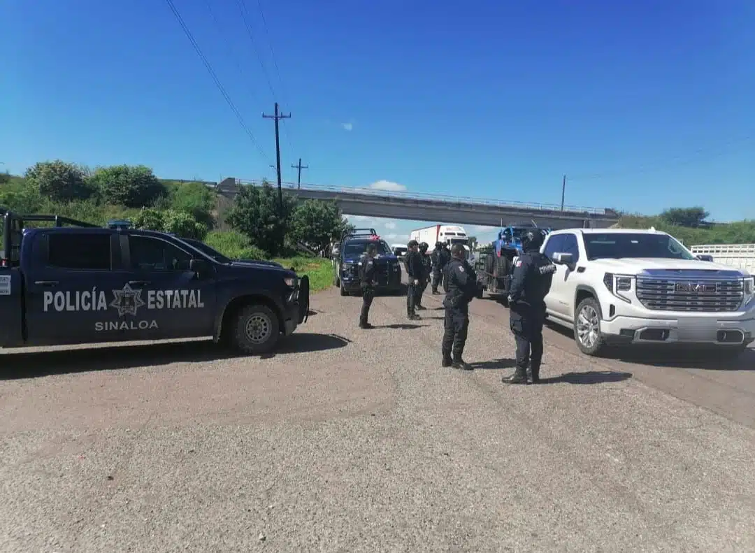 Policías en retén de Escuinapa