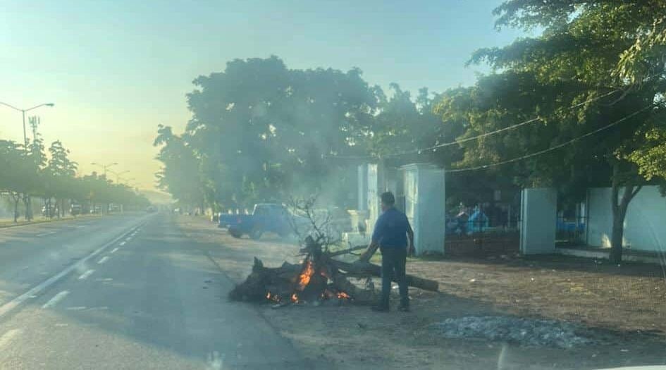 Un vendedor de flores fue sancionado por ocupar más espacio del que tiene autorizado y quemar basura en la vía pública.