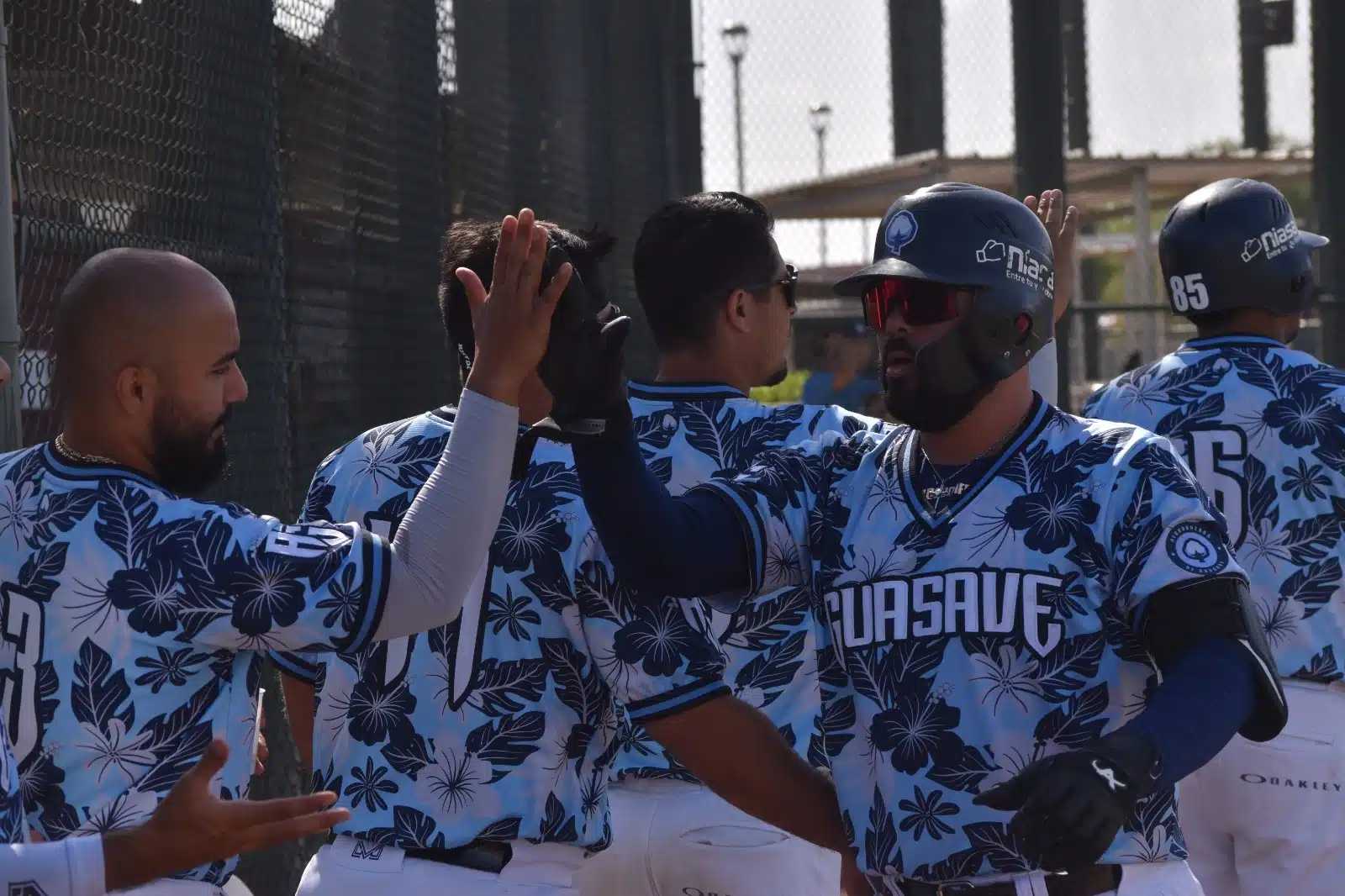 Personas con uniforme de un equipo de beisbol