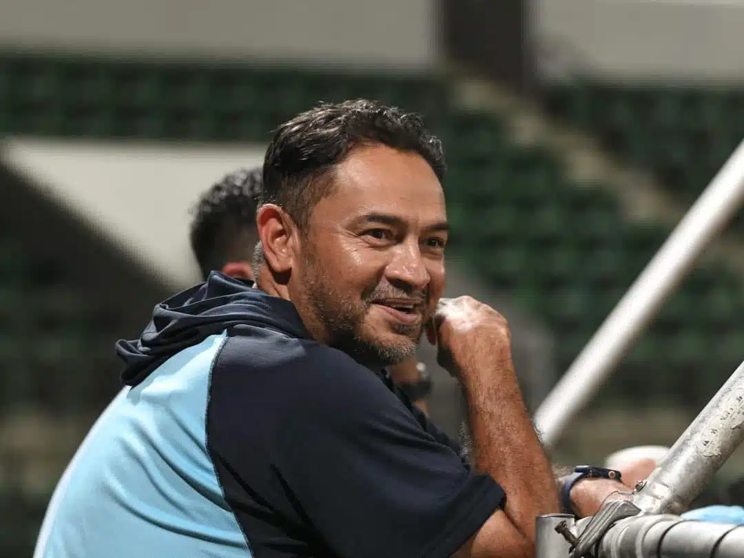 Óscar Robles, observando la práctica de bateo de su equipo en el Kuroda Park