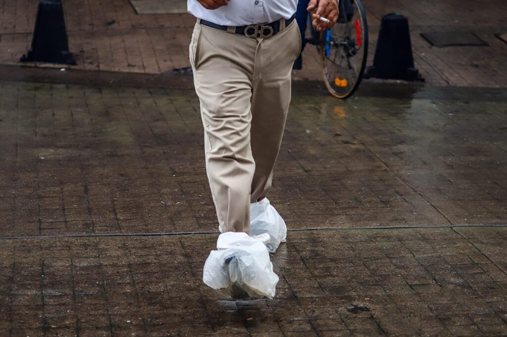 PERSONA CON BOLSAS EN LOS PIES