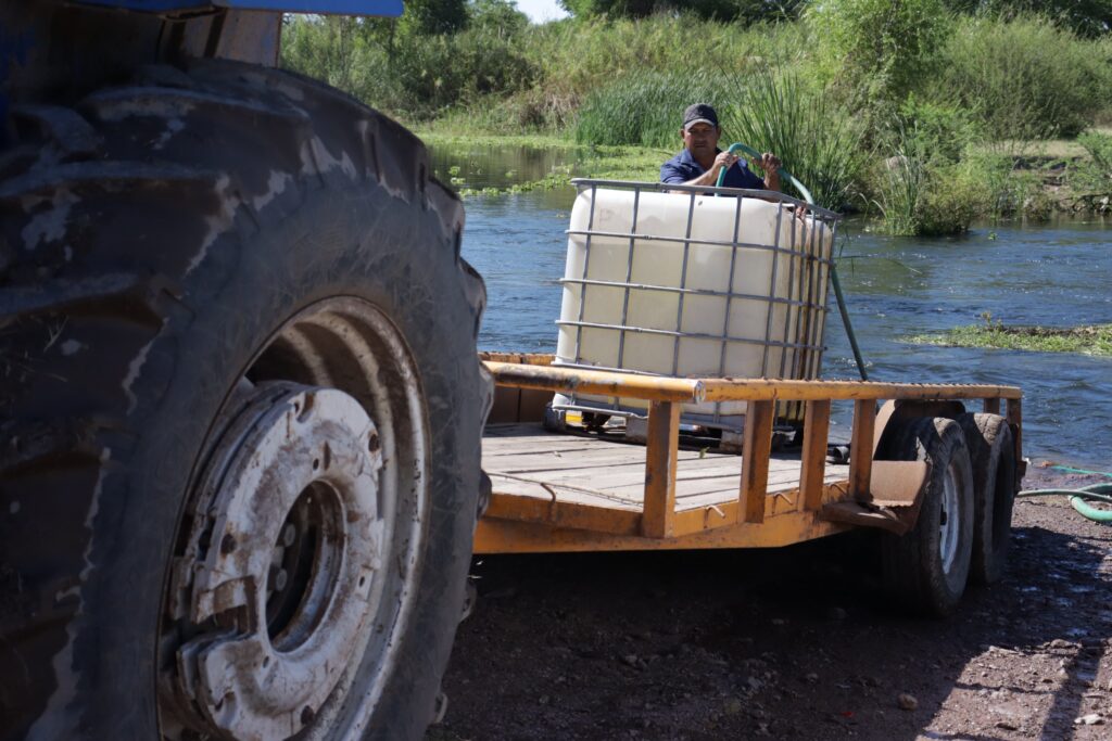 PERSONAS RECOLECTAN AGUA