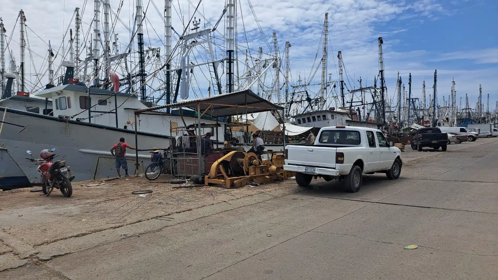 Pescadores realizan trabajo de pesca en muelle del parque industrial Alfredo V. Bonfil.