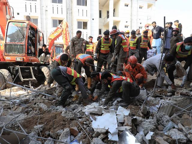 Pakistán ordena la salida de 1.73 millones de afganos tras atentados suicidas