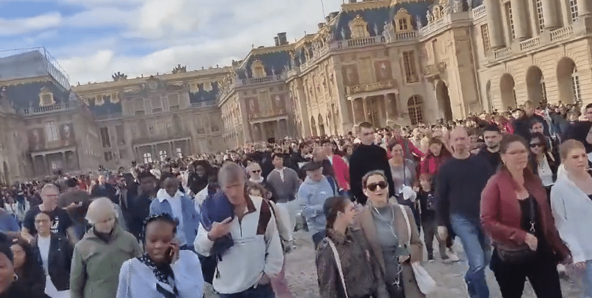 Personas evacuando Palacio de Versalles