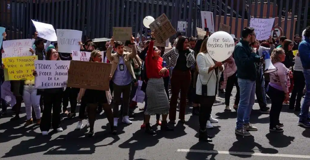 Trabajadores del Poder Judicial manifestandoses