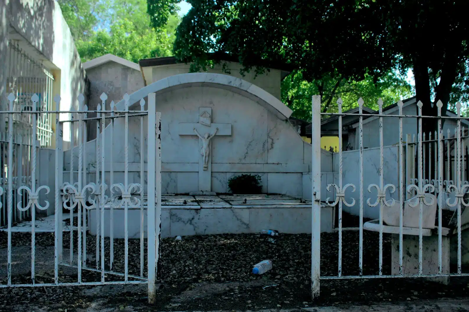 Tumba blanca ubicada en el panteón municipal de Guasave