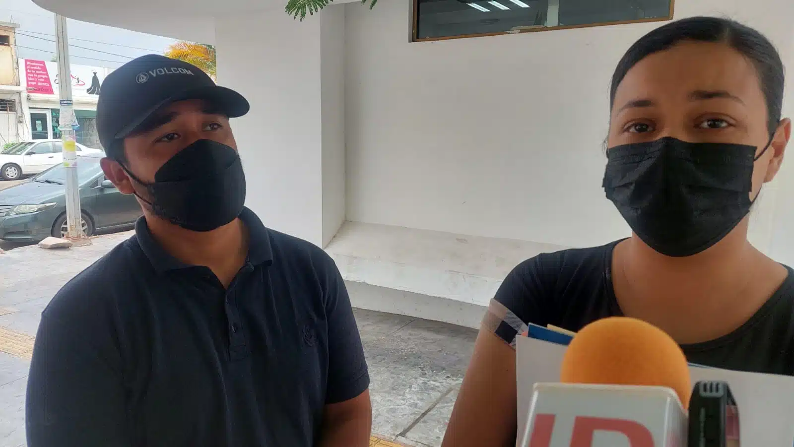 2 personas en entrevista con Línea Directa en Los Mochis