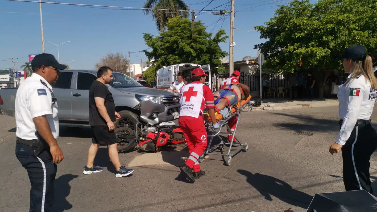 Paramédico de Cruz Roja Los Mochis traslada a motociclista herido