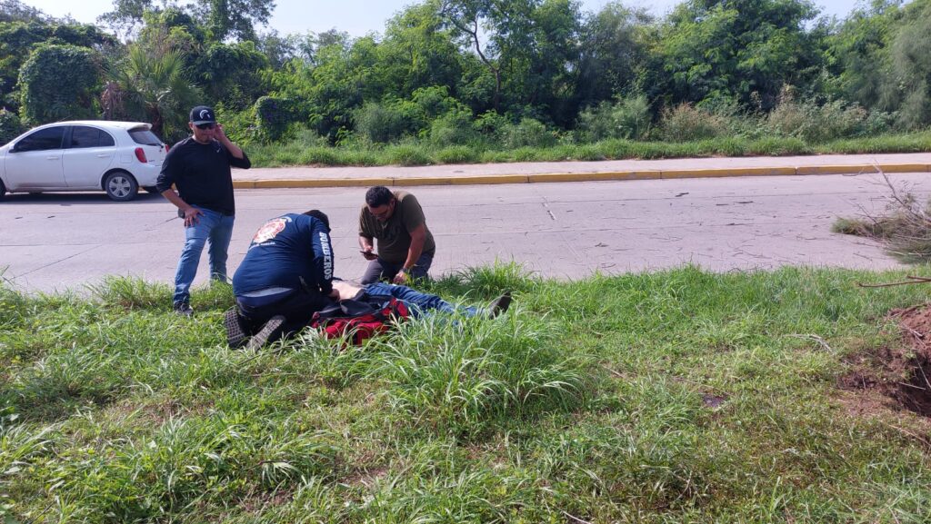 Paramédicos atienden a joven lesionado tras choque en Mazatlean