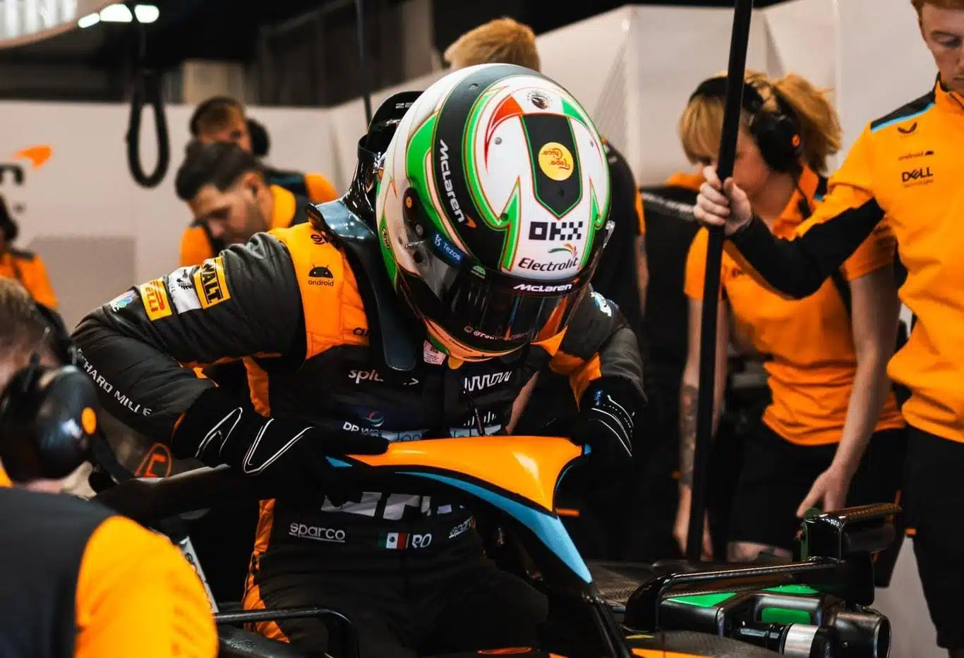 Patricio O'Ward vistiendo su uniforme para pilotar un auto de la Fórmula 1