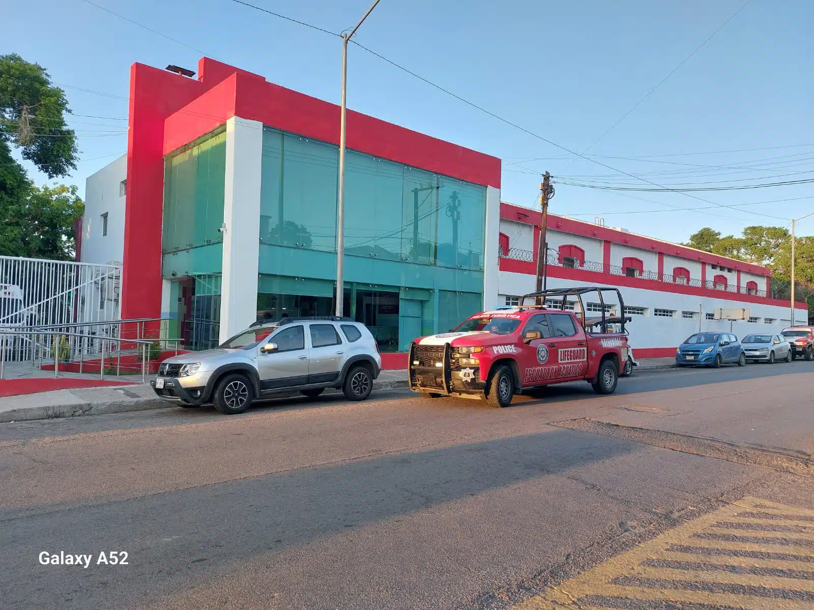 Patrulla afuera del hospital de la Cruz Roja en Mazatlán