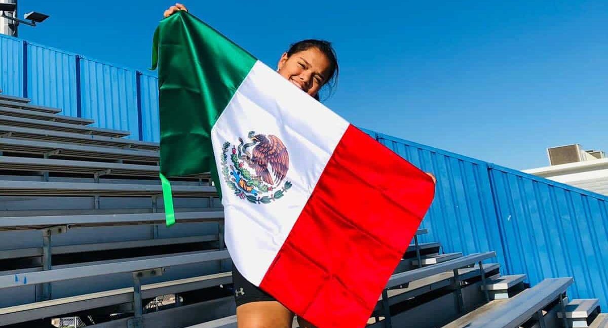 Pauleth Mejía sosteniendo la bandera de México