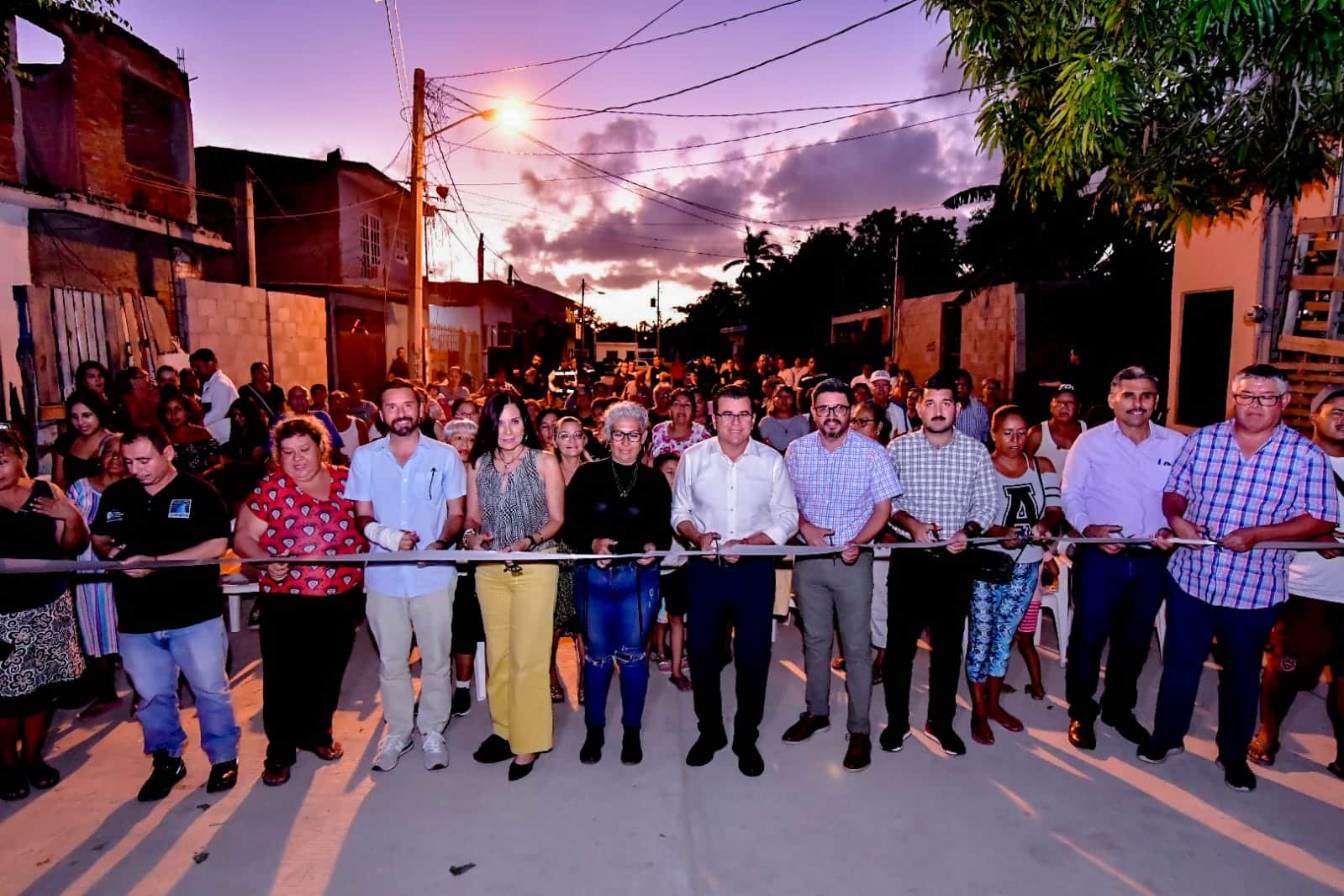 Édgar González Zatarain les hizo entrega de la obra de pavimentación.