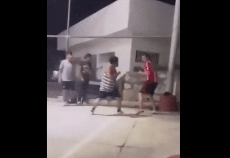 Momento de la pelea al término del partido
