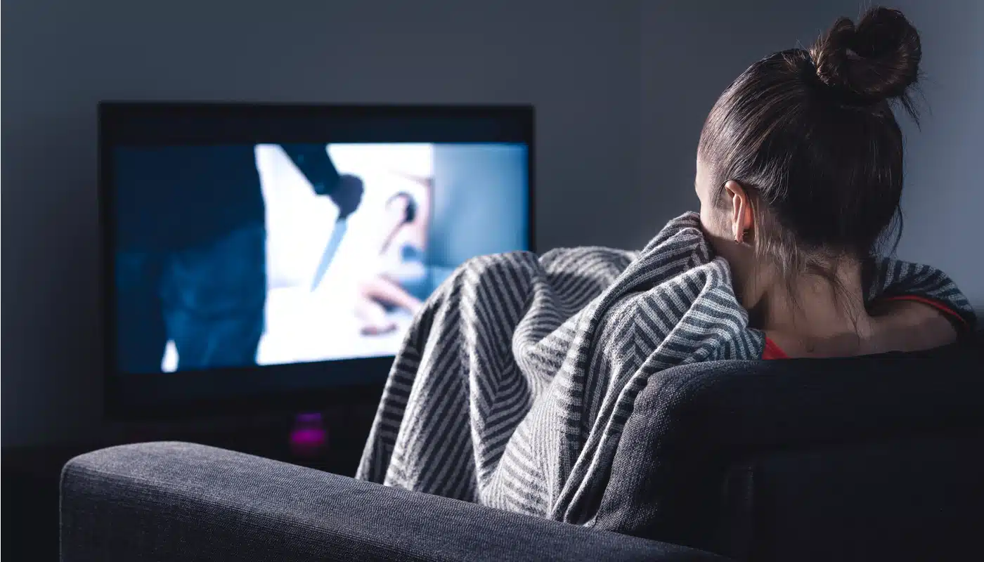 Mujer viendo películas de miedo