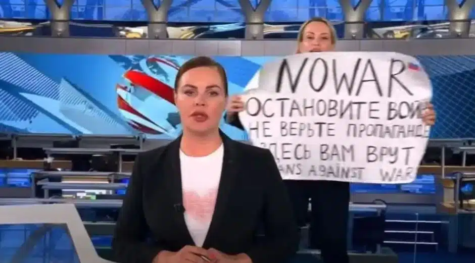 Periodista rusa que protestó contra la guerra en Ucrania es sentenciada a prisión