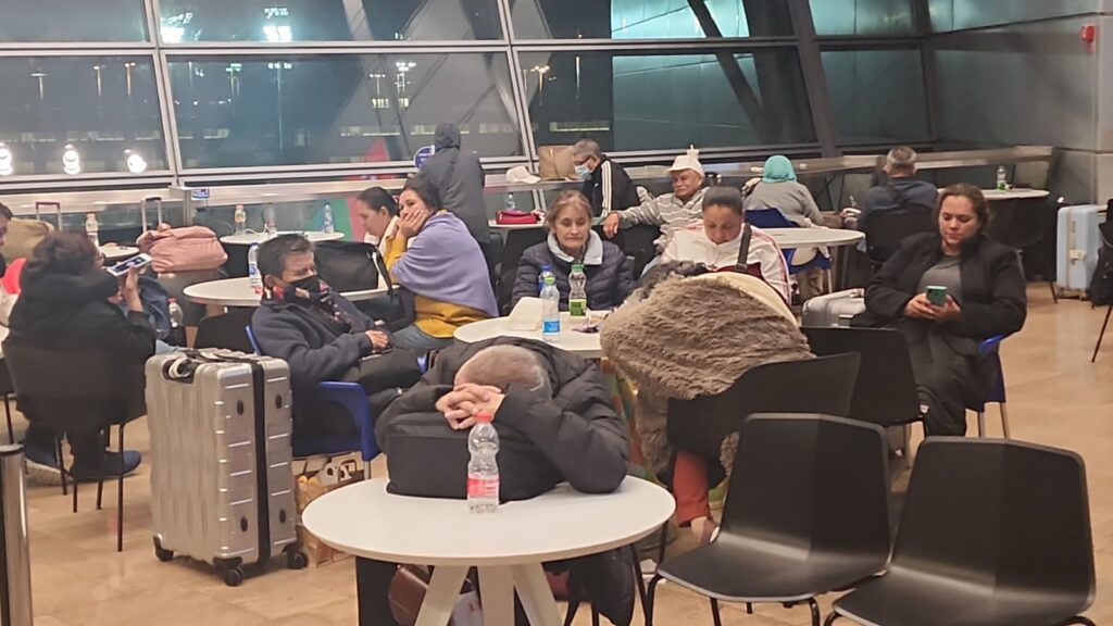 Personas en aeropuerto