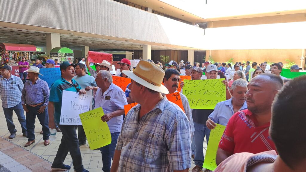 Pescadores con cartulinas en una manifestación en Culiacán